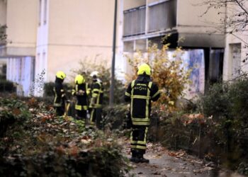 Πυροσβέστες ελέγχουν τον χώρο όπου το προηγούμενο βράδυ σημειώθηκε μεγάλη πυρκαγιά που στοίχισε τη ζωή σε δέκα ανθρώπους, μεταξύ των οποίων και πέντε παιδιά (φωτ.: EPA/Joel Philippon)