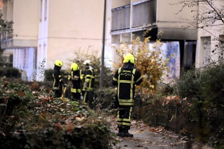 Πυροσβέστες ελέγχουν τον χώρο όπου το προηγούμενο βράδυ σημειώθηκε μεγάλη πυρκαγιά που στοίχισε τη ζωή σε δέκα ανθρώπους, μεταξύ των οποίων και πέντε παιδιά (φωτ.: EPA/Joel Philippon)