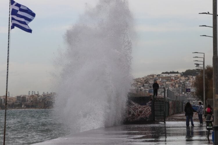 Μεγάλα κύματα σκάνε στην παραλία του Φαλήρου, λόγω του καιρού (φωτ.: Γιάννης Παναγόπουλος/ EUROKINISSI)