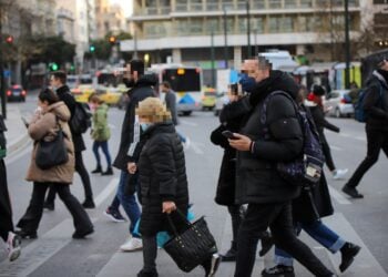 Αθηναίοι με μάσκες στο κέντρο της πόλης. Σύμφωνα με τον ΕΟΔΥ, η έξαρση παρατηρήθηκε λόγω της χαλάρωσης των μέτρων στην Κίνα και της ταυτόχρονης άρσης των ταξιδιωτικών περιορισμών που μπαίνουν σε ισχύ στην Κίνα από τις αρχές του προσεχούς έτους (φωτ.: EUROKINISSI/Αργυρώ Αναστασίου)