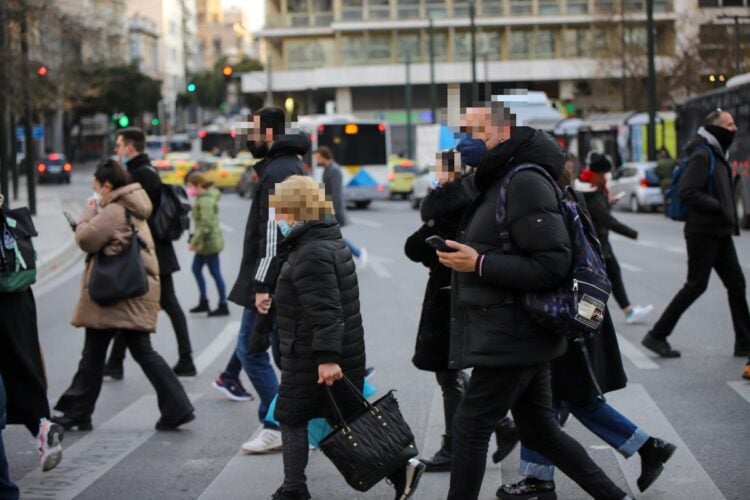 Αθηναίοι με μάσκες στο κέντρο της πόλης. Σύμφωνα με τον ΕΟΔΥ, η έξαρση παρατηρήθηκε λόγω της χαλάρωσης των μέτρων στην Κίνα και της ταυτόχρονης άρσης των ταξιδιωτικών περιορισμών που μπαίνουν σε ισχύ στην Κίνα από τις αρχές του προσεχούς έτους (φωτ.: EUROKINISSI/Αργυρώ Αναστασίου)