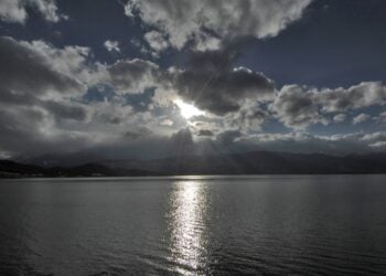 Συννεφιά αναμένεται να επικρατήσει σήμερα και στη λίμνη Πλαστήρα (φωτ.: EUROKINISSI/Θανάσης Καλλιάρας)