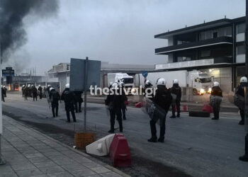 Δυνάμεις των ΜΑΤ στην οδό Πόντου στη δυτική Θεσσαλονίκη (φωτ.: thestival.gr)