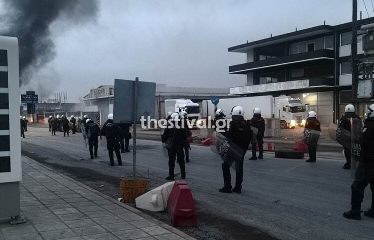 Δυνάμεις των ΜΑΤ στην οδό Πόντου στη δυτική Θεσσαλονίκη (φωτ.: thestival.gr)