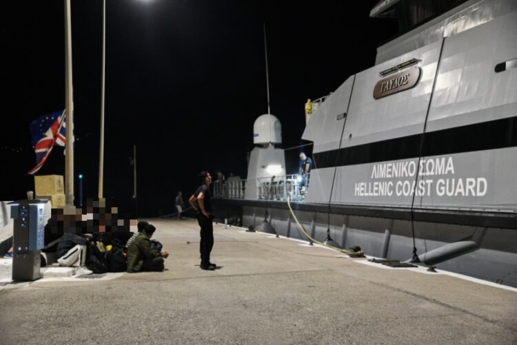 Πρόσφυγες και μετανάστες στο Καψάλι Κυθήρων τον περασμένο Οκτώβριο (φωτ.: EUROKINISSI/Διονύσης Ανδρόνικος)