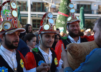 Μωμόγεροι στο κέντρο της Κοζάνης (φωτ.: Δήμος Κοζάνης)