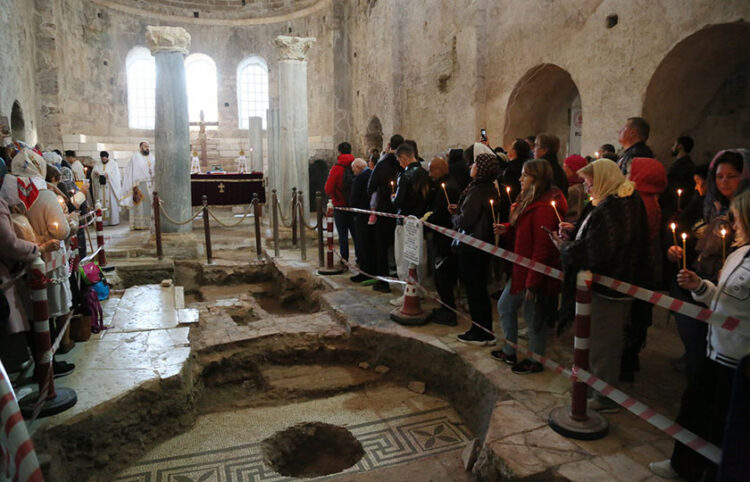 Πιστοί στο ναό του Αγίου Νικολάου στα Μύρα της Λυκίας (φωτ.: DHA / Mehmet Cinar)