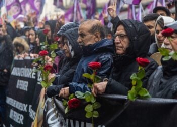 Μέλη της Κουρδικής κοινότητας, αλλά και πολίτες του Παρισιού κρατούν κόκκινα τριαντάφυλλα, στη διάρκεια ειρηνικής διαδήλωσης για τη δολοφονική επίθεση (φωτ. EPA/Christophe Petit Tesson)