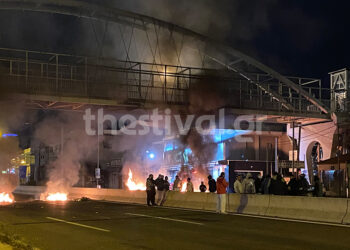 Φλεγόμενα οδοφράγματα στην οδό Λαγκαδά, στην πεζογέφυρα της Σταυρούπολης (φωτ.: thestival.gr)