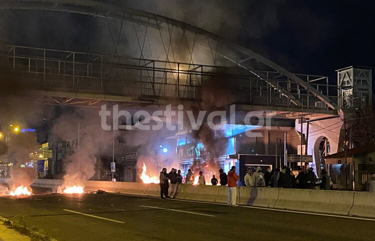 Φλεγόμενα οδοφράγματα στην οδό Λαγκαδά, στην πεζογέφυρα της Σταυρούπολης (φωτ.: thestival.gr)