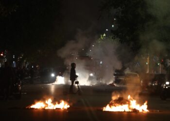 Στα σημεία των οδοφραγμάτων παρέμεναν σε επιφυλακή αστυνομικές δυνάμεις (φωτ.: Motionteam / Βασίλης Βερβερίδης)