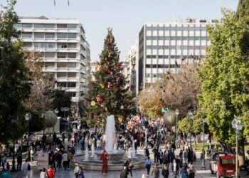 Πλήθος κόσμου, με σύμμαχο τον καλό καιρό, έχει συρρεύσει στην πλατεία Συντάγματος (φωτ.: EUROKINISSI/Γιώργος Κονταρίνης)