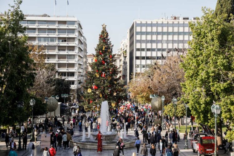 Πλήθος κόσμου, με σύμμαχο τον καλό καιρό, έχει συρρεύσει στην πλατεία Συντάγματος (φωτ.: EUROKINISSI/Γιώργος Κονταρίνης)