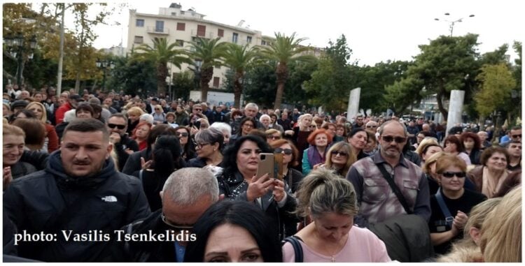 Στιγμιότυπο από το συλλαλητήριο της Αθήνας, στην πλατεία Δαβάκη της Καλλιθέας (φωτ.: Βασίλης Τσενκελίδης)