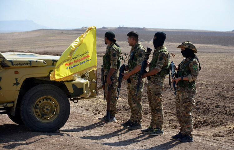 Μέλη της κουρδικής πολιτοφυλακής SDF σε άσκηση με αμερικανικές δυνάμεις κοντά στα σύνορα της Συρίας με το Ιράκ και την Τουρκία (φωτ.: EPA / Ahmed Mardnli)