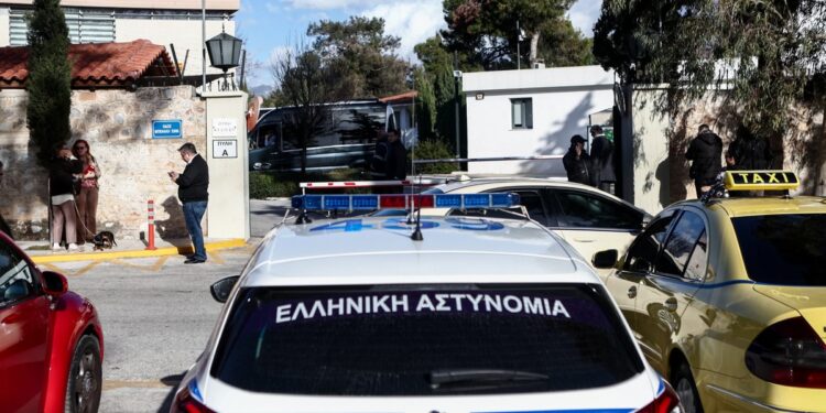 Περιπολικό της ΕΛΑΣ στην είσοδο του Κολλεγίου Αθηνών στο Ψυχικό μετά τις αναφορές για εισβολή εξωσχολικών με αιχμηρά αντικείμενα (Φωτ.: Eurokinissi/Σωτήρης Δημητρόπουλος)