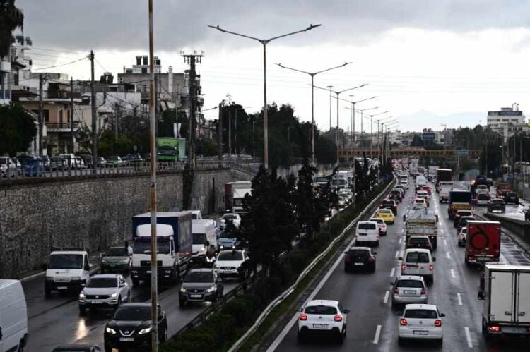 Η βροχή που πέφτει από το πρωί, σχεδόν σε όλη την Αττική, έχει προκαλέσει κυκλοφοριακά προβλήματα. Εικόνα από την Εθνική Οδό Αθηνών-Λαμίας στο ύψος του Κηφισού (φωτ.: Μιχάλης Καραγιάννης/EUROKINISSI)