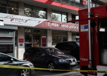 Επιχείρηση του ειδικού κλιμακίου χημικών απειλών της Πυροσβεστικής Υπηρεσίας στα γραφεία του ΣΥΡΙΖΑ στην Πλατεία Κουμουνδούρου, Τρίτη 17 Ιανουαρίου 2023. (Φωτ.: Eurokinissi/Σωτήρης Δημητρόπουλος)