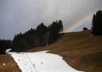 Σκιέρ στις Άλπεις προσπαθούν να κάνουν σκι με ελάχιστο χιόνι, λόγω των υψηλών θερμοκρασιών στην περιοχή (φωτ.: EPA/Christian Bruna)