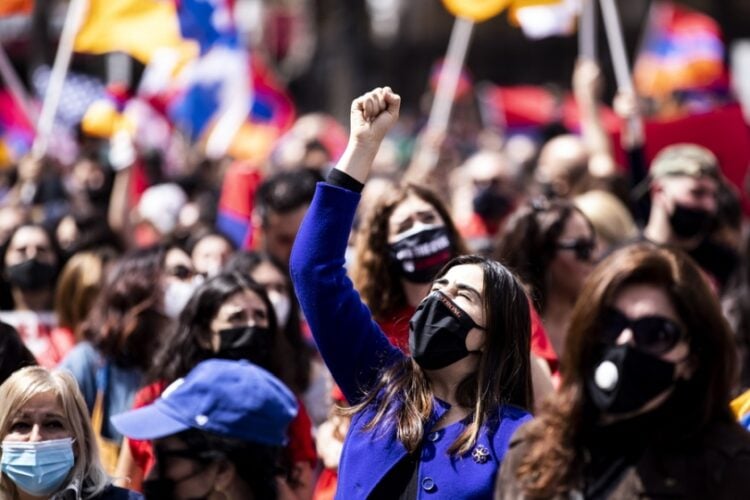 Στιγμιότυπο από συγκέντρωση στις ΗΠΑ, για την αναγνώριση της γενοκτονίας των Αρμενίων από τον Αμερικανό πρόεδρο Τζο Μπάιντεν, τον Απρίλιο του 2021 (φωτ.: EPA/Etienne Laurent)