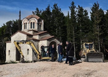 Προετοιμασίες στο βασιλικό κοιμητήριο στο Τατόι (φωτ.: EUROKINISSI / Μιχάλης Καραγιάννης)