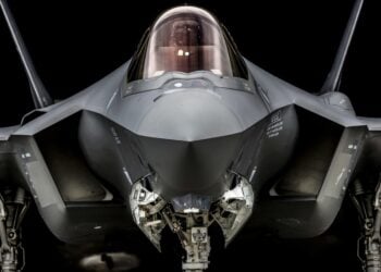 Πολεμικό αεροσκάφος F-35 στη διάρκεια άσκησης του ΝΑΤΟ, σε αεροδρόμιο της Ισλανδίας (φωτ. αρχείου: EPA / Giuseppe Lami)