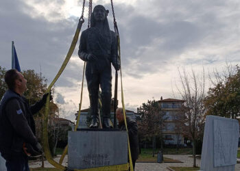 Το άγαλμα του Πόντιου Ακρίτα στην Κατερίνη (φωτ.: Facebook / Ποντιακή Θεατρική Σκηνή Πιερίας)