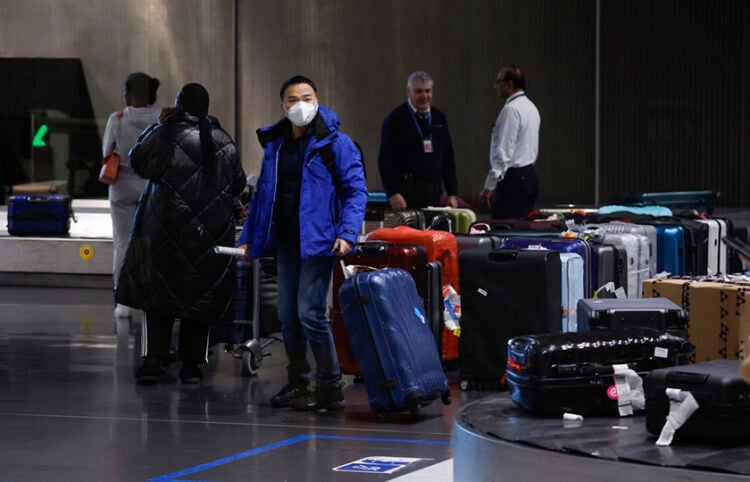 Ταξιδιώτες από την Κίνα στο αεροδρόμιο Ρουασί κοντά στο Παρίσι (φωτ.: EPA / Yoan Valat)