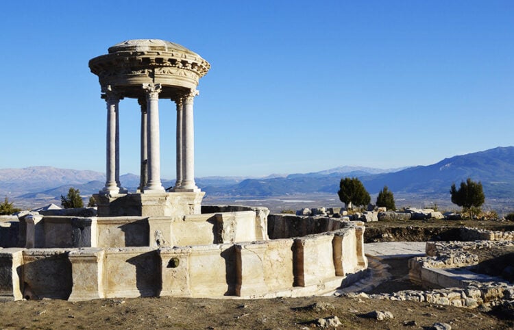 Η αναστηλωμένη μνημειακή κρήνη στα Κίβυρα (φωτ.: ΙΗΑ)