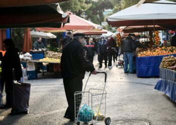 Τα στοιχεία δείχνουν ότι τα φτωχά νοικοκυριά μείωσαν αισθητά τις δαπάνες τους και για απαραίτητα αγαθά, όπως τα φάρμακα ή το πετρέλαιο θέρμανσης, αφήνοντας βασικές ανάγκες τους ακάλυπτες (φωτ.: EUROKINISSI/Μιχάλης Καραγιάννης)