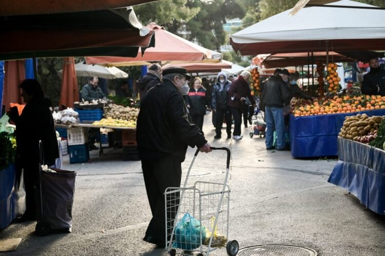 Τα στοιχεία δείχνουν ότι τα φτωχά νοικοκυριά μείωσαν αισθητά τις δαπάνες τους και για απαραίτητα αγαθά, όπως τα φάρμακα ή το πετρέλαιο θέρμανσης, αφήνοντας βασικές ανάγκες τους ακάλυπτες (φωτ.: EUROKINISSI/Μιχάλης Καραγιάννης)