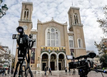 Τηλεοπτικές κάμερες έξω από τη Μητρόπολη Αθηνών (φωτ.: EUROKINISSI / Γιώργος Κονταρίνης)