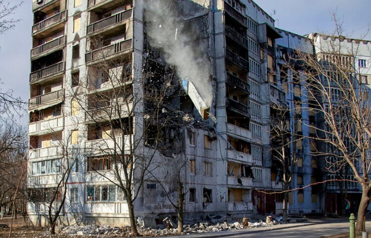 Βομβαρδισμένη πολυκατοικία σε προάστιο του Χαρκόβου (φωτ.: EPA / Sergey Kozlov)