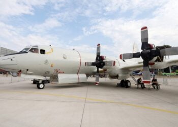 Γερμανικό αεροσκάφος αναγνώρισης Lockheed P-3 Orion του Ναυτικού, στη διάρκεια επίδειξης στην αεροπορική βάση του Βούνστορφ, στο βόρειο τμήμα της χώρας (φωτ.: EPA/Focke Strangmann)