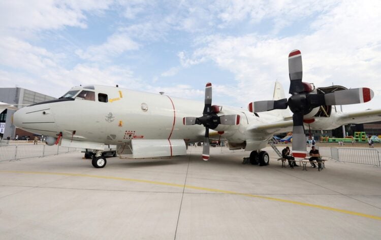 Γερμανικό αεροσκάφος αναγνώρισης Lockheed P-3 Orion του Ναυτικού, στη διάρκεια επίδειξης στην αεροπορική βάση του Βούνστορφ, στο βόρειο τμήμα της χώρας (φωτ.: EPA/Focke Strangmann)