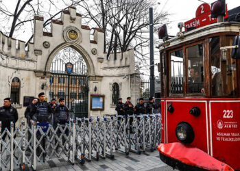 Αυξημένα μέτρα ασφαλείας έξω από το προξενείο της Σουηδίας στην Κωνσταντινούπολη (φωτ.: EPA / Sedat Suna)