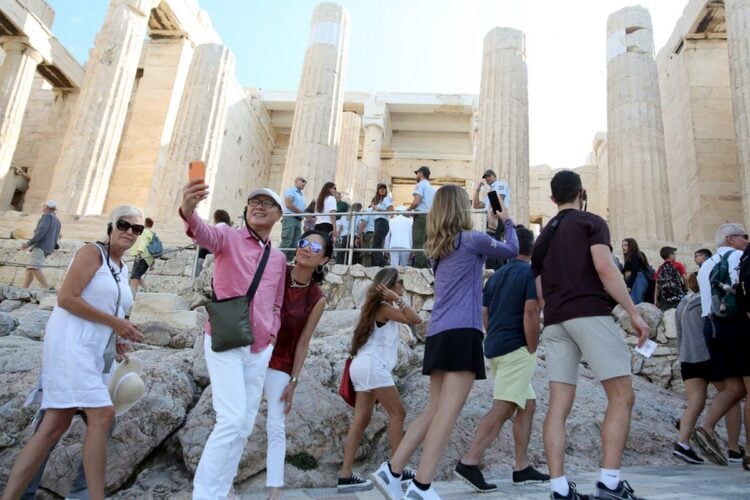 Τουρίστες ανεβαίνουν τα Προπύλαια, στην Ακρόπολη (φωτ.: ΑΠΕ-ΜΠΕ / Αλέξανδρος Μπελτές)