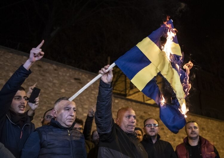 Διαδηλωτές καίνε τη σουηδική σημαία στη διάρκεια διαμαρτυρίας μπροστά από το προξενείο της Σουηδίας στην Κωνσταντινούπολη, ως απάντηση στο κάψιμο αντιτύπου του Κορανίου στη Στοκχόλμη (φωτ.: EPA/Erdem Sahin)