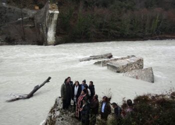 Αγιασμός των υδάτων στα ερείπια του γεφυριού της Πλάκας, το 2016 (φωτ.: EUROKINISSI/epiruspost.gr)