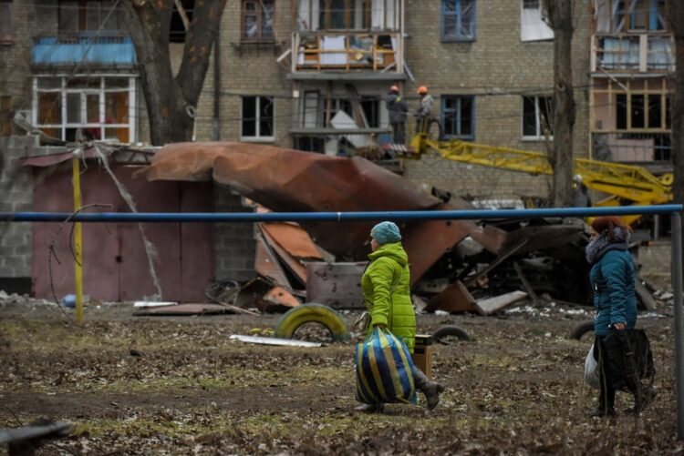 Πολίτες προσπερνούν συντρίμμια μετά από την πτώση ρωσικού πυραύλου στο Ντόνετσκ (φωτ.: EPA/Oleg Petrasyuk)