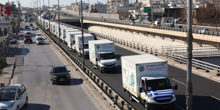 Αναχώρησε το πρωί από το ΣΕΦ (Στάδιο Ειρήνης και Φιλίας) για τη Ραιδεστό(Tekirdag) η μεγάλη ανθρωπιστική αποστολή με 50 οχήματα της Περιφέρειας Αττικής και του ΕΔΣΝΑ,  Κυριακή 19 Φεβρουαρίου 2023. (Φωτ,: ΑΠΕ-ΜΠΕ/Περιφέρεια Αττικής/ Γιάννης Παναγόπουλος)