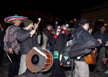 Μπορεί ο δήμος Αθηναίων να έχει προγραμματίσει δεκάδες εκδηλώσεις για τις Απόκριες, ωστόσο η πρωτεύουσα  αναμένεται να αδειάσει το τριήμερο. Οι καρναβαλικοί προορισμοί θα έχουν την τιμητική τους (φωτ.: ΑΠΕ-ΜΠΕ/Δήμος Αθηναίων/STR)