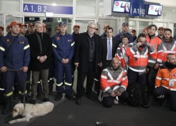 Άφιξη της ελληνικής αποστολής της ΕΜΑΚ από την Τουρκία, στο αεροδρόμιο «Ελ. Βενιζέλος», το βράδυ της Κυριακής 12 Φεβρουαρίου 2023.(Φωτ.: Eurokinissi/Γιώργος Κονταρίνης)