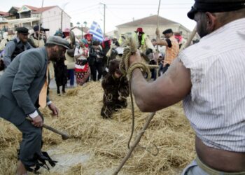 Η πομπή των καρναβαλιστών και των κουδουνάδων στην πλατεία του χωριού, όπου κορυφώνεται το αποκριάτικο δρώμενο «Το κλέψιμο της αρκούδας», στο Αγναντερό Καρδίτσας (φωτ.: ΑΠΕ-ΜΠΕ/Βάιος Χασιαλής)