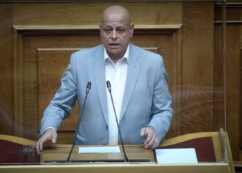 Ο Νεκτάριος Σαντορινιός μιλά στη συνεδρίαση της ολομέλειας της Βουλής για το σχέδιο νόμου του υπουργείου Δικαιοσύνης τον Μάιο του 2022 (Φωτ.: Eurokinissi/Γιάννης Παναγόπουλος)