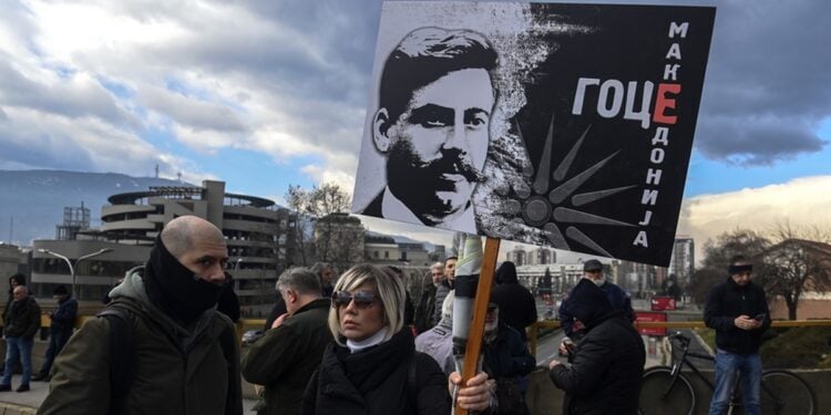 Σκοπιανοί κρατούν πλακάτ με την εικόνα του Γκότσε Ντέλτσεφ έξω από την εκκλησία του Αγίου Σωτήρος όπου βρίσκεται ο τάφος του την ημέρα των εκδηλώσεων για τα 151 χρόνια από τη γέννησή του (Φωτ.: EPA/Georgi Licovki)