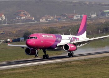 Αεροσκάφος της Wizzair (φωτ.: EPA/Robert Ghement)