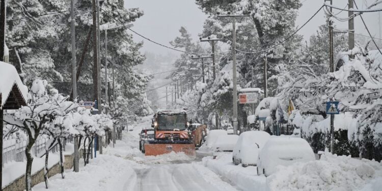 Εκχιονιστικό μηχάνημα καθαρίζει το δρόμο σε περιοχή του Διονύσου Αττικής ενώ βρίσκεται σε εξέλιξη η κακοκαιρία «Μπάρμπαρα» (Φωτ.: Eurokinissi/Μιχάλης Καραγιάννης)