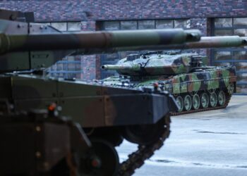 Γερμανικά άρματα μάχης Leopard 2 στη διάρκεια άσκησης στο Άουγκουστντορφ. Η Πορτογαλία διεξάγει συνομιλίες με τη Γερμανία για να λάβει ανταλλακτικά, τα οποία χρειάζεται για την επισκευή αριθμού αρμάτων Leopard που έχει στην κατοχή της (φωτ.: EPA/Friedemann Vogel)