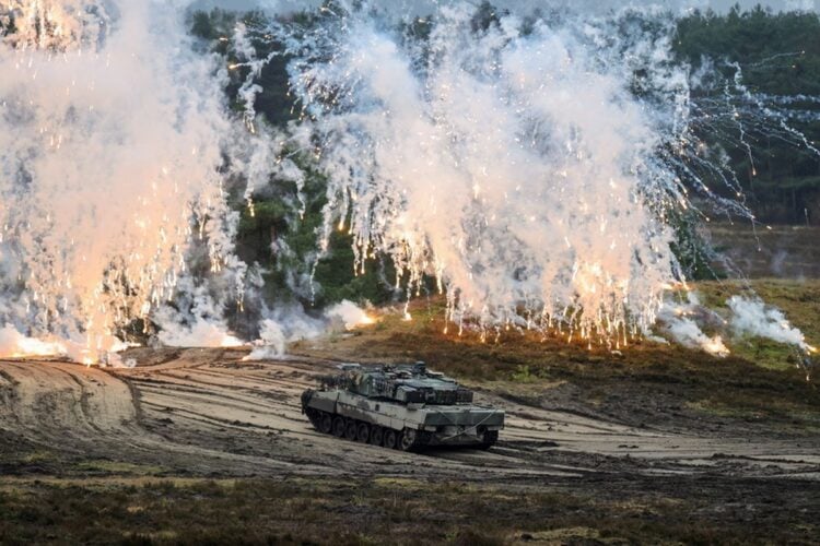 Άρμα μάχης Leopard 2 A6 μετέχει σε άσκηση στη Γερμανία. Η γερμανική κυβέρνηση αναμένεται να προμηθεύσει στην Ουκρανία 14 τέτοια άρματα (φωτ.: EPA/Friedemann Vogel)